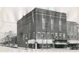 This late-1920s view of the northeast corner of Michigan Avenue and Washington Street shows the original third-floor Hewitt Hall.